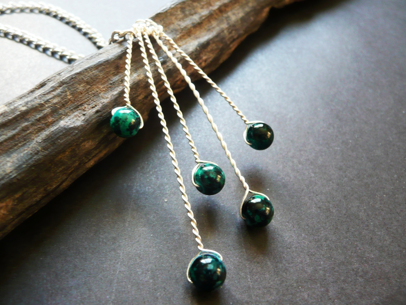 dewdrops-green-necklace-stick